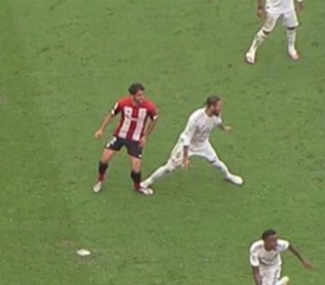 axelsolisrmz's tweet photo. Los pistones en el área para @realmadrid #SiValen cómo penaltis
Los pisotones de @SergioRamos en su área #NoValen para penal !!
Así se la juegan los arbitros con #RealMadrid en @LaLiga https://t.co/3OnxaSnhXl