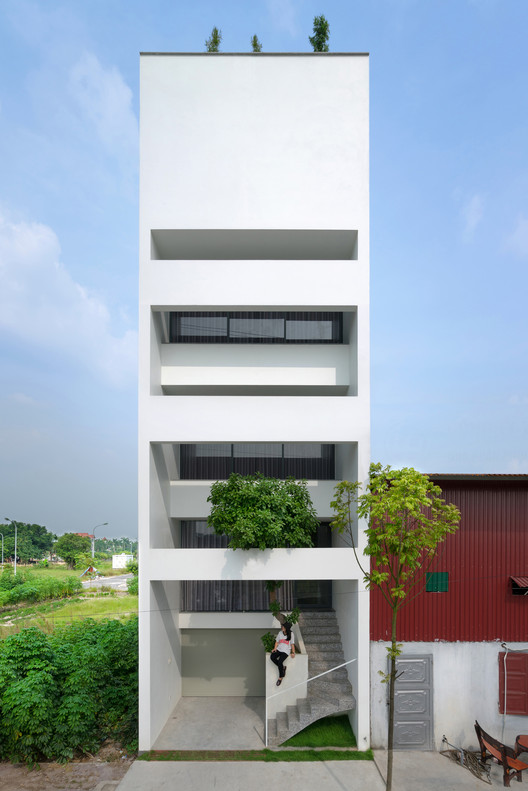 15. A House in Trees Nguyen Khac Phuoc Architects 5 x 15 meterRumah kotak putih yang dibagi jadi enam tingkat. Di dalamnya, ada taman kosong yang menerus dari bawah hingga lantai atas.Selengkapnya: https://www.archdaily.com/797838/a-house-in-trees-nguyen-khac-phuoc-architects