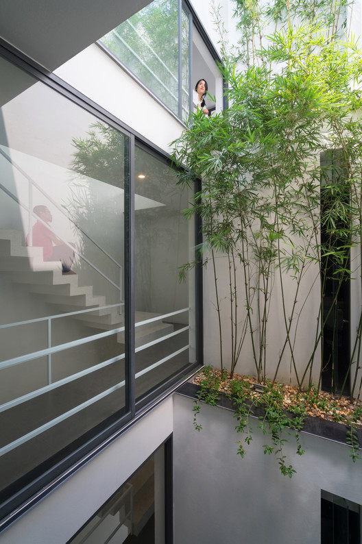 15. A House in Trees Nguyen Khac Phuoc Architects 5 x 15 meterRumah kotak putih yang dibagi jadi enam tingkat. Di dalamnya, ada taman kosong yang menerus dari bawah hingga lantai atas.Selengkapnya: https://www.archdaily.com/797838/a-house-in-trees-nguyen-khac-phuoc-architects