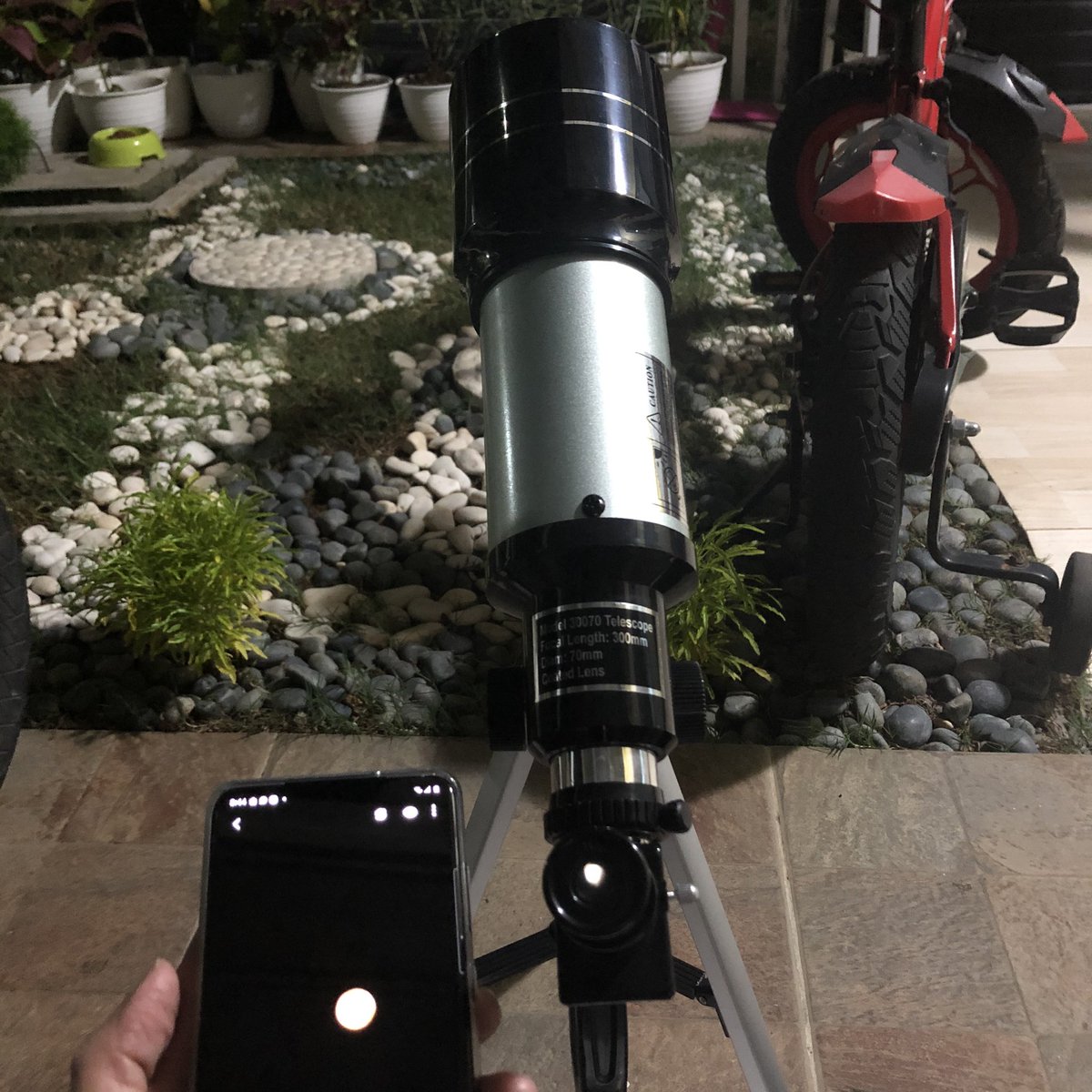 RYLNT13's tweet photo. Hari ini penampakan Purnama Strawberry Moon 🍓🌕 ❤️

Ternyata telescope mainan bocah sangat berguna, tempelin kamera hp ke telescope😁

#Moon #FullMoon #StrawberryMoon #Penumbra #Moonstagram #Telescope #KameraHpBapuknesia #BrightSideOfTheMoon #KeepMyAssAtHome https://t.co/MqajWHf7yL