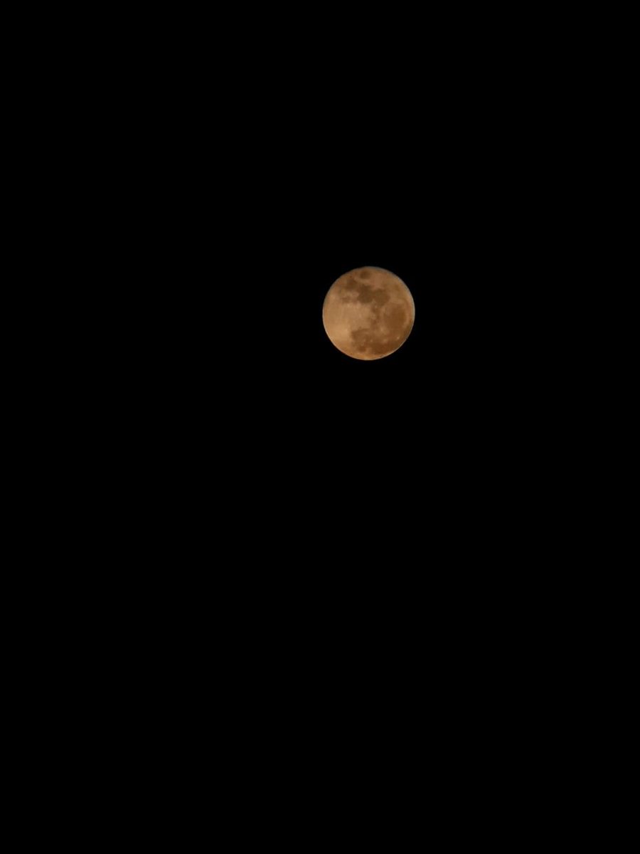 RYLNT13's tweet photo. Hari ini penampakan Purnama Strawberry Moon 🍓🌕 ❤️

Ternyata telescope mainan bocah sangat berguna, tempelin kamera hp ke telescope😁

#Moon #FullMoon #StrawberryMoon #Penumbra #Moonstagram #Telescope #KameraHpBapuknesia #BrightSideOfTheMoon #KeepMyAssAtHome https://t.co/MqajWHf7yL