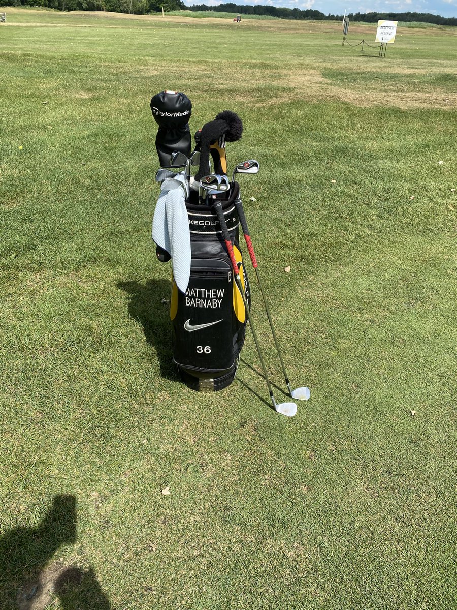 MattBarnaby3636's tweet photo. Every time I use this golf bag I think of the great times with my boy ⁦@ChrisNallen⁩ Thx buddy #Gretzky #AZ #Kitch #3woodhotel https://t.co/qSExTgKp49