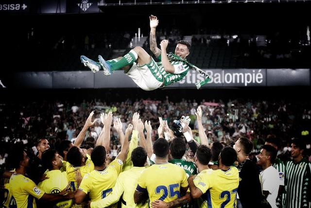 #DATO BRUTAL. Rubén Castro, tras marcar gol hoy, lo ha hecho en 195 partidos diferentes en TODA su carrera en liga (1ª + 2ª División). En TODA la HISTORIA de las dos grandes categorías del fútbol español sólo le superan Leo Messi (277) y Quini (213).