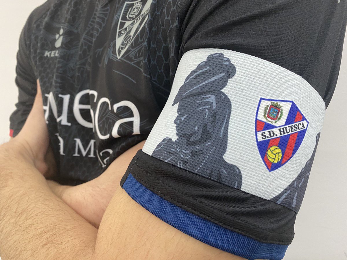 REAL OVIEDOOviedo is a city full of small statues or sculptures, all with their own story. Four of the famous ones can be seen on this captain armband: Culis Monumentalibus, La Regenta, Rufo and La Maternidad