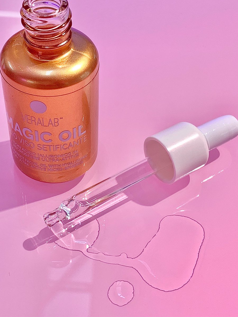 Veralab_cinica's tweet photo. State cercando di adattare la vostra skincare all'estate ma avete esagerato e sentite tirare la pelle? 😬

Provate ad aggiungere qualche goccia di magic oil in modo da modulare l'idratazione della crema in base alle vostre necessità 😉 

#magicoil #skincare #veralab https://t.co/VQNeM0FcBt