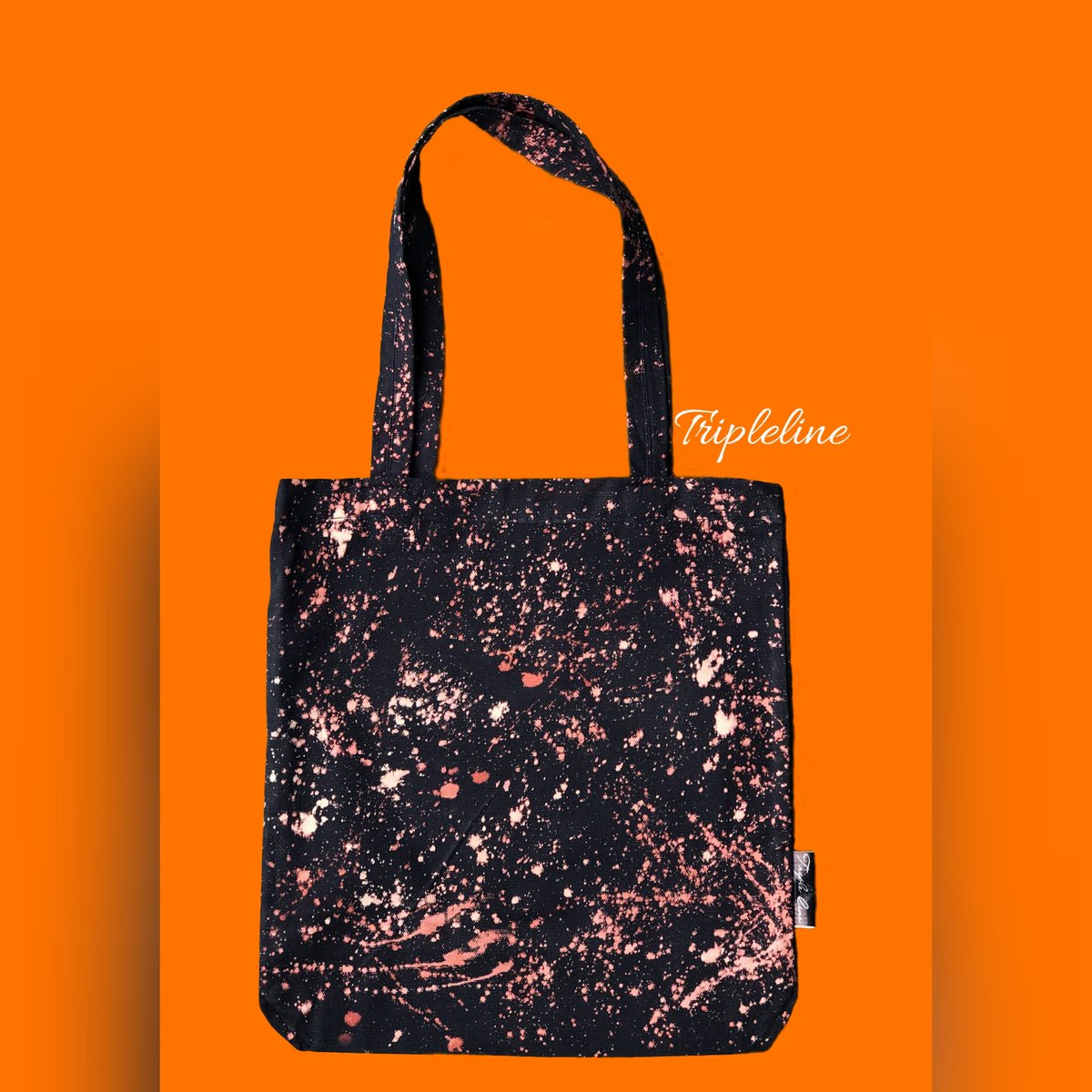 _tripleline's tweet photo. Creativity is limitless. Get our splash pattern tote bag for ₦1,800 😋. We also do custom designs. #totebags #splashtotebags #cooltotebags #fashionable #nigerianclothingbrand #SickleCellAwareness #fridaymorning #tripleline https://t.co/cABGZChYSh