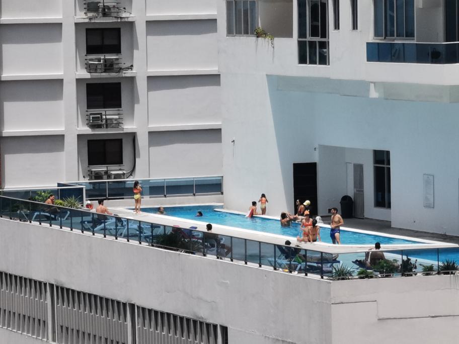 traficocpanama's tweet photo. La Policía Nacional llega al Ph Harmony, en San Francisco. Luego de varias denuncias de residentes, que en el área social  personas se encontraban en una piscina incumplimiento la cuarentena total. https://t.co/HX0IKG28co
