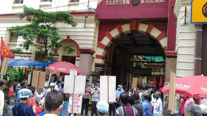 KbSundarmyth's tweet image. #Secular India*#Brand West Bengal*
Shall fight till the last drop of blood to stop Privatization bid of Modi Govt-Rly Workers joined massively the Demonstration of ERMU at Rly Stations in Bengal. Like Coal Workers,Indian Railways Workers r determined to stop #Denationalization.