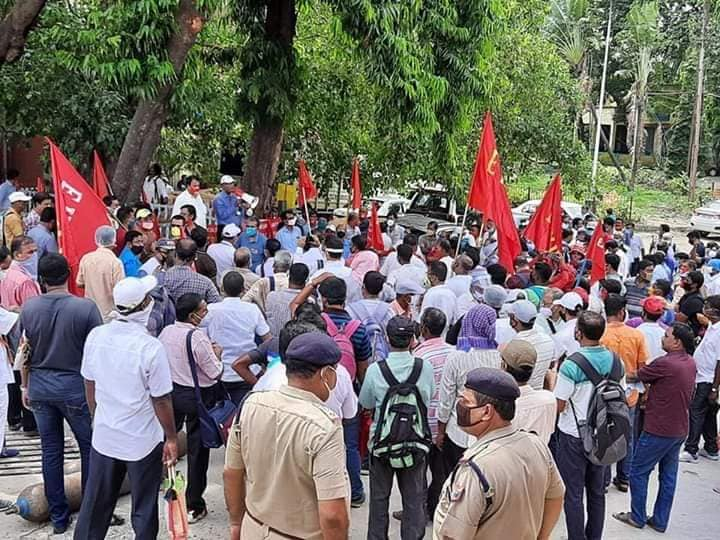 KbSundarmyth's tweet image. #Secular India*#Brand West Bengal*
Shall fight till the last drop of blood to stop Privatization bid of Modi Govt-Rly Workers joined massively the Demonstration of ERMU at Rly Stations in Bengal. Like Coal Workers,Indian Railways Workers r determined to stop #Denationalization.