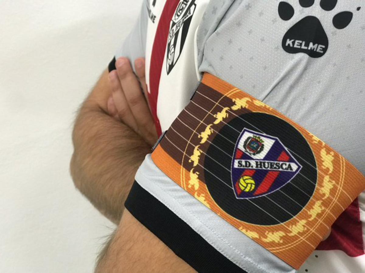CADIZIn this armband they've focused on one of Cadiz famous artforms las Chirigotas de Cadiz. It also serves as a tribute to Manolo Santander (who was famous in this genre and also was part of making Cadiz CF's anthem), he sadly passed away last September
