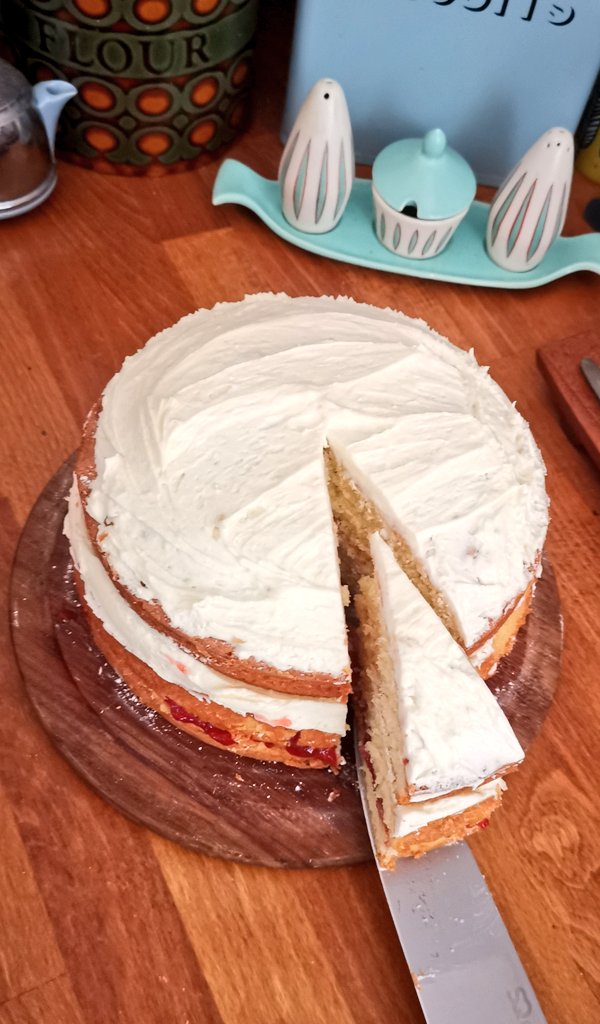 joncampling's tweet photo. Tuff job being a #CakeTester but I'm happy to take one for the team lol. My darling @CardyCard has out done herself with with magnificently fluffy beast. An Exceptionally tasty end to my fab Sunday afternoon π ππ
Xx
#Cake #MoreCake #BigCake #MyCake #HomeMadeCake #SpongCake https://t.co/3pb0BlsilK