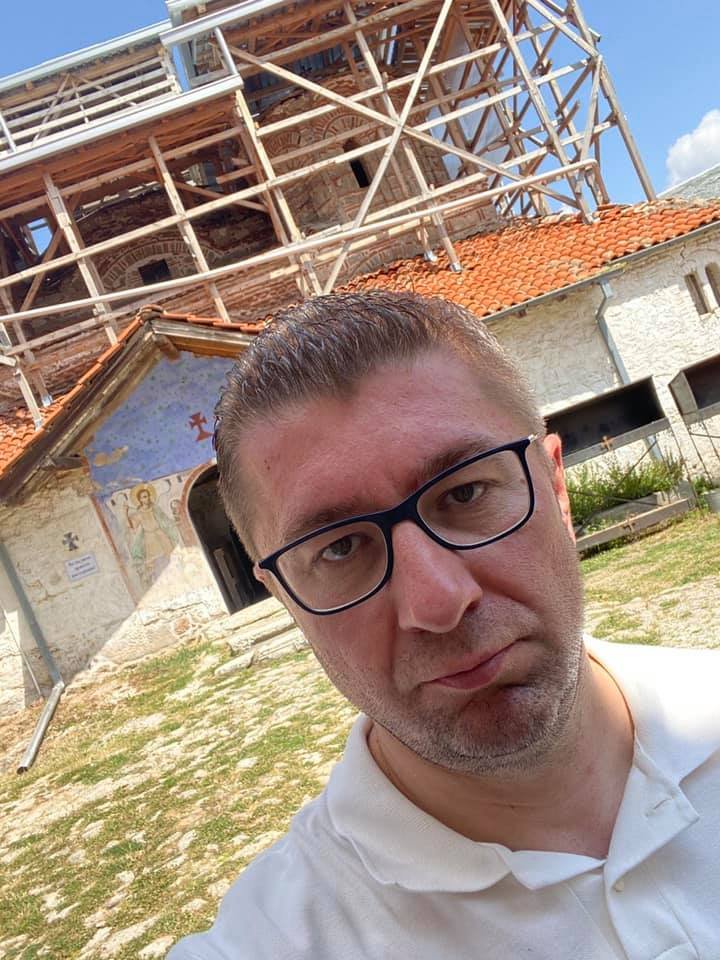 Mickovski foto himselv becaus VMRO bankrot no maney for photoman haha
