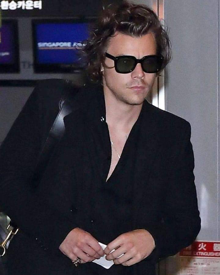 hstylespics's tweet photo. airport!Harry https://t.co/km6LV4tXj7
