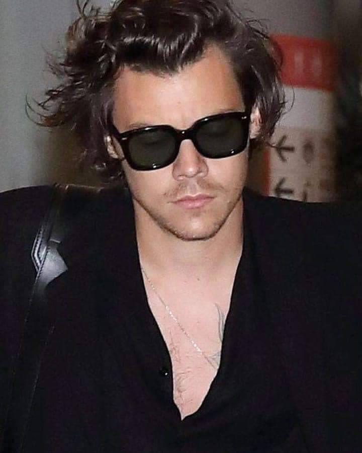 hstylespics's tweet photo. airport!Harry https://t.co/km6LV4tXj7
