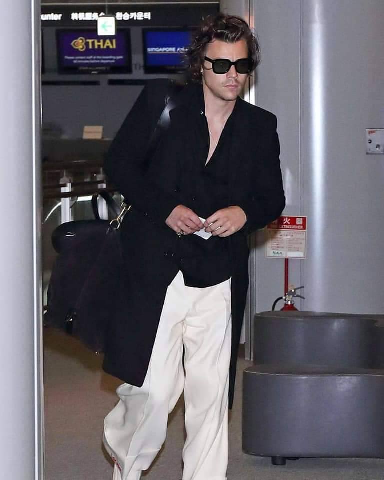 hstylespics's tweet photo. airport!Harry https://t.co/km6LV4tXj7