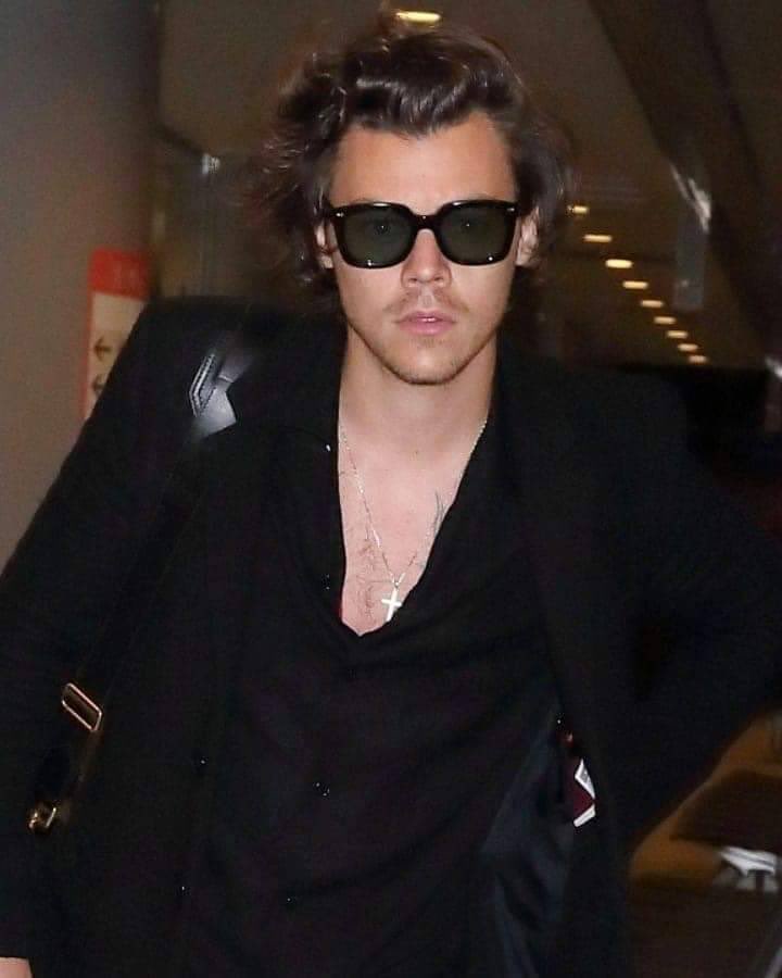 hstylespics's tweet photo. airport!Harry https://t.co/km6LV4tXj7
