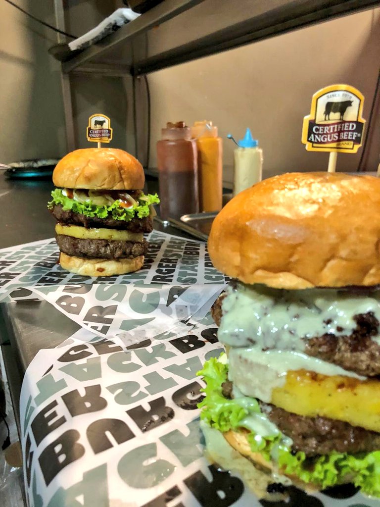 StevenValenciaM's tweet photo. Bueno, donde administro hacemos estas bellezas.
1. JOHN STACKER doble, queso philadelphia, cebolla caramelizada y bbq con whisky + piña asada.

2. BLUE MIKE doble, salsa queso azul, cebolla morada + piña asada 

Certified angus beef 
#BURGERSTACK https://t.co/aDJwN2Bc8d
