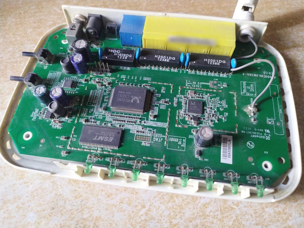 _pandafy_'s tweet photo. Opened my router to give it a brush. It was rebooting abruptly at times, I suspected it might be something with thermals. Indeed there was a thick layer of dust settled over 3 years. It's a basic router, but gets the job done.
#Routers #NetworkHardware #ComputerNetworks https://t.co/lOHaCAiSWf