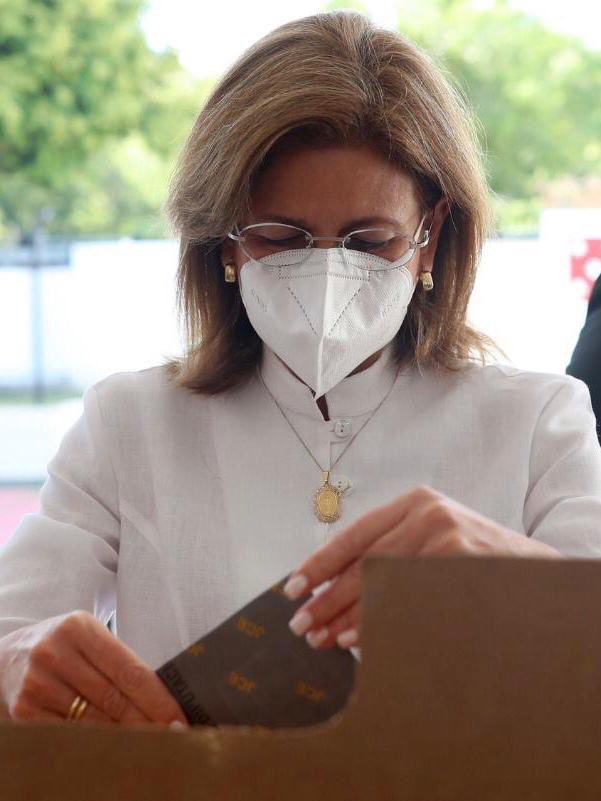 luisabinader's tweet photo. Trabajaremos con dedicación, transparencia, honestidad y con fe en Dios, para juntos construir un país diferente, con un gobierno que piense en su gente. #ElCambioVa #UnidosVenceremos https://t.co/sYnhButEck