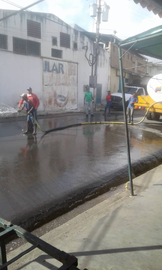comandosergioh's tweet photo. Se mantienen los trabajos de limpieza y desinfeccion en el mercado Periférico de Ciudad Bolívar, aquí está un equipo perseverante llevando las políticas preventivas a favor de nuestro pueblo, recuerda usa el tapabocas

#QuedateEnCasa

#209AñosDeIndependencia https://t.co/rYLqzo3G9e