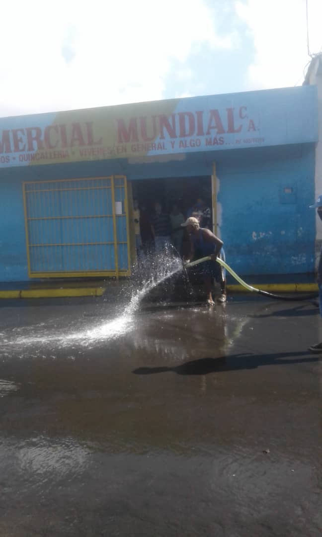 comandosergioh's tweet photo. Se mantienen los trabajos de limpieza y desinfeccion en el mercado Periférico de Ciudad Bolívar, aquí está un equipo perseverante llevando las políticas preventivas a favor de nuestro pueblo, recuerda usa el tapabocas

#QuedateEnCasa

#209AñosDeIndependencia https://t.co/rYLqzo3G9e