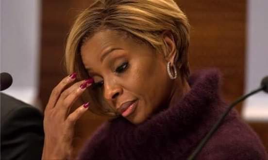 LessyJantjie's tweet photo. I seriously need a new phone, lekgasa le lone la itobetsa bosigo ke robetse le bua le banna ba batho https://t.co/XXizDEMOcC