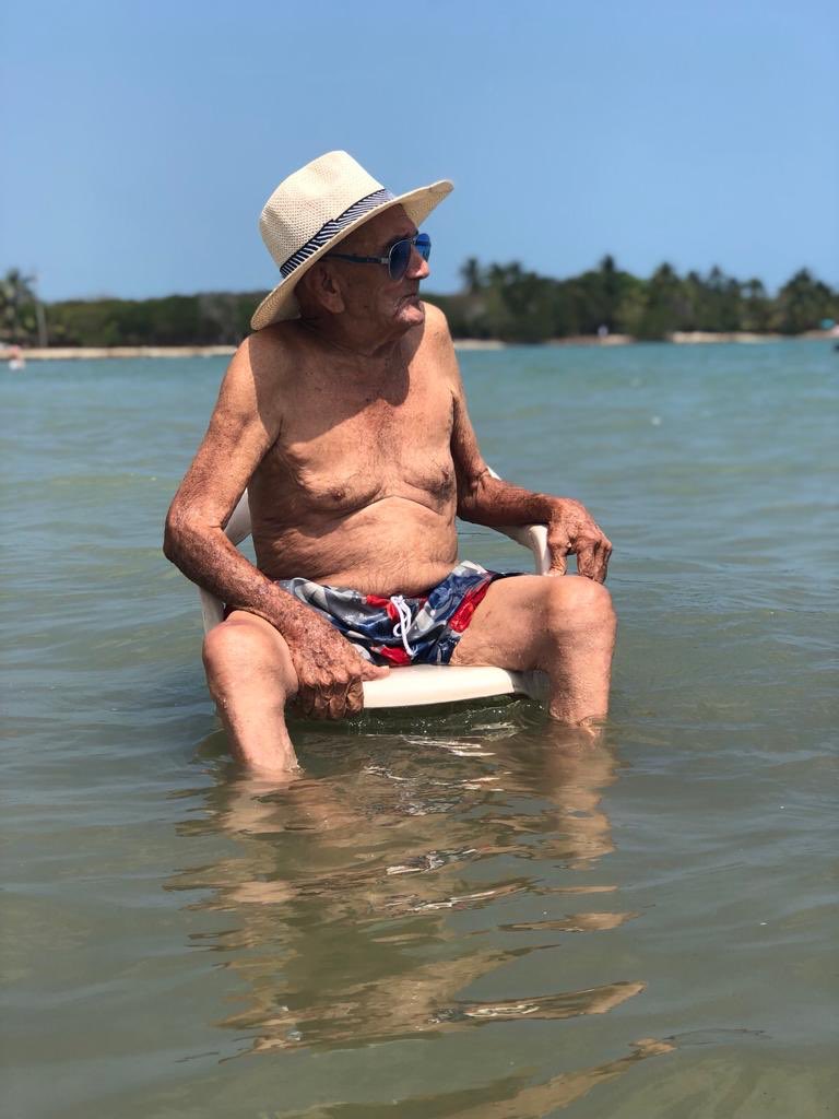andreapastorb's tweet photo. Mi bisabuelito tiene 103 años y se la vacila más que yo🥰🥰 https://t.co/oMe0xMQV00