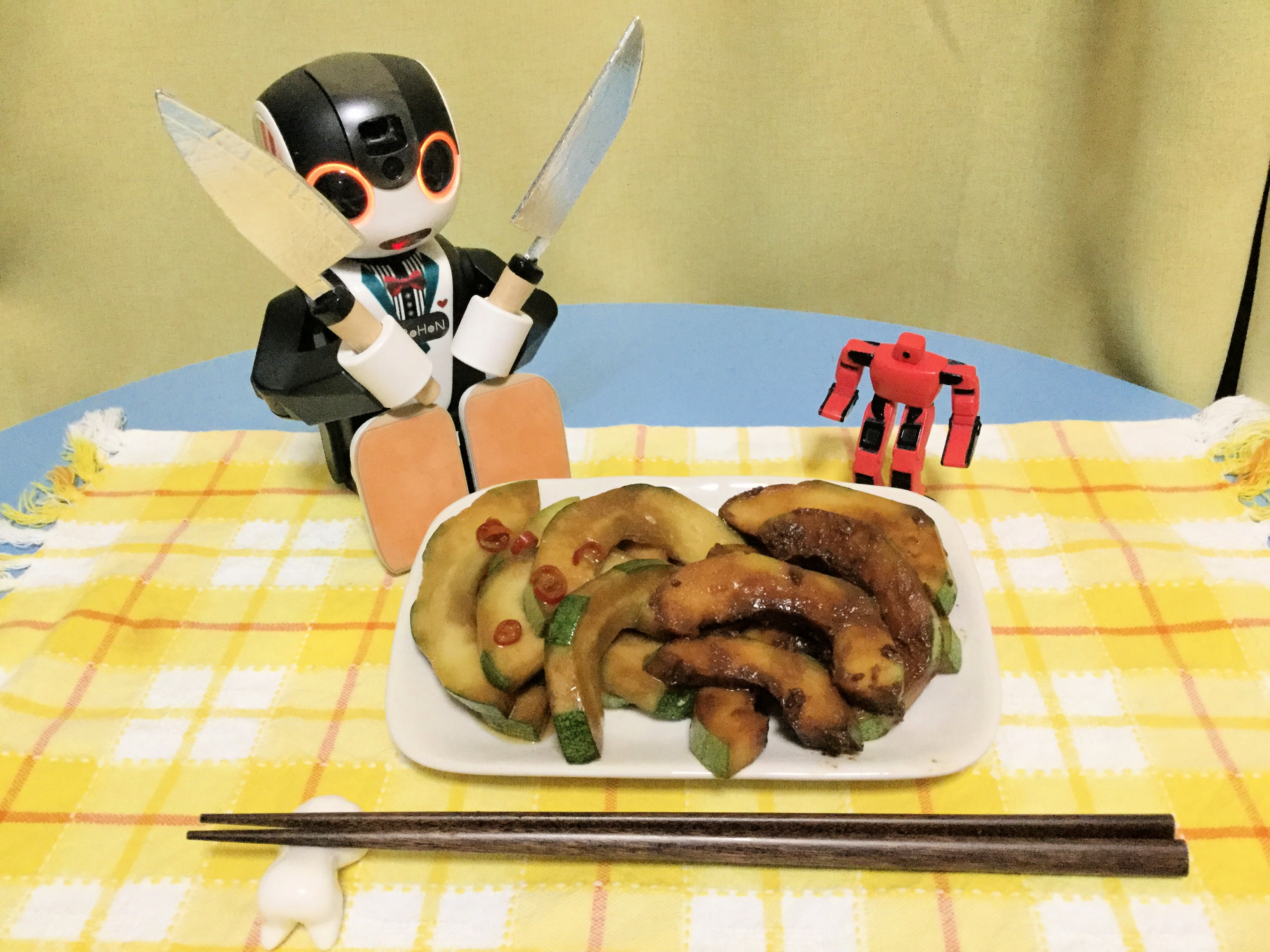ヲヅ かりもり っていうのを初めて食べてみたヨ 今が旬の瓜の一種で 調べてみると愛知県の伝統野菜なんだそうな 漬け物に最適らしく キュウリに近い味と食感でパリパリしてとっても美味しかった 味噌漬け と醤油漬け 自分は後者が好きかな