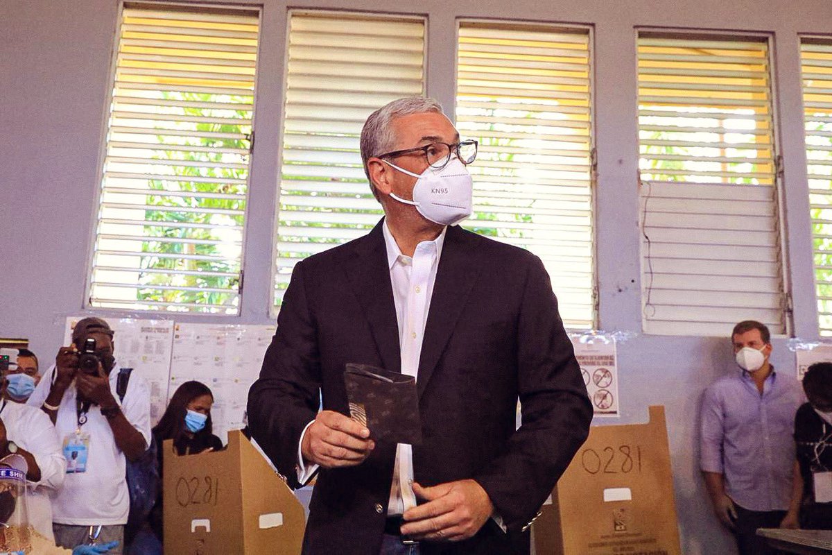 Invito al pueblo a que vote en paz, con tranquilidad y, sobre todo, pensando en lo mejor para nuestro futuro. Mi reconocimiento y respeto para todos los dominicanos por hacer de este día una gran fiesta para la democracia. Vamo’ arriba. ¡A GANAR! #GonzaloPresidente
