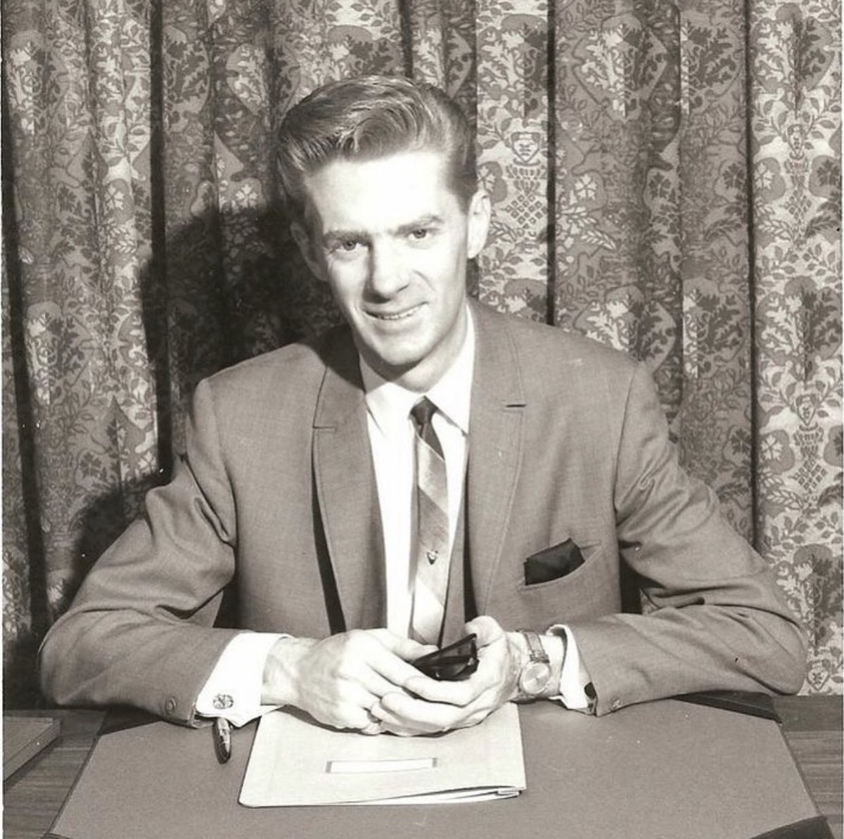 bobproctorLIVE's tweet photo. Today I am 86 years young, and I’m just getting started! Onwards and upwards from here! 🎈🎂 Thank you everyone for following, I am so happy and grateful that I followed my heart. It’s been over 58 years that I have been in this business, and I couldn’t be happier. #BobProctor https://t.co/utYnQEya00