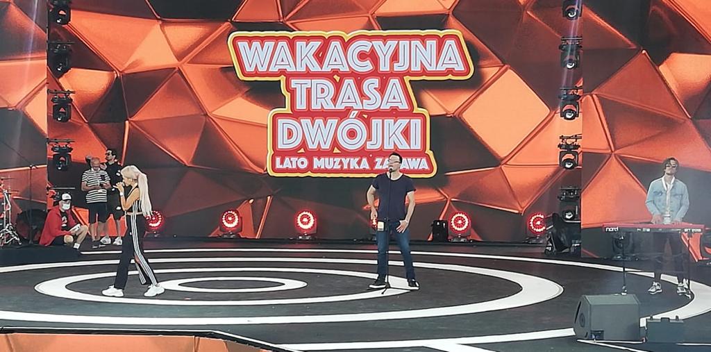 exaited_pl's tweet photo. WAKACYJNA TRASA DWÓJKI to już dzisiaj!
Występujemy dziś około godziny 22.00 Bądźcie z nami relacja na żywo na kanale TVP2!!! Tymczasem Trwają próby i wywiady 😍🎶 Będzie się działo! @TVP #koncert #koncerty #tvp #tvp2 #tv #exaited #muzyka #music https://t.co/1jwFrIy82W
