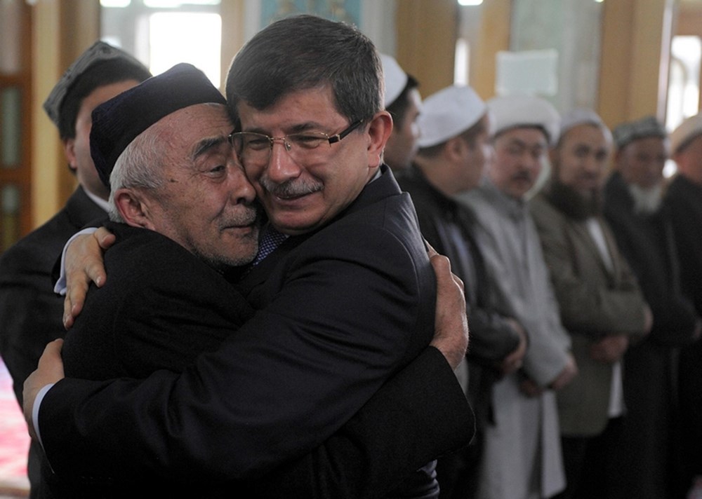 İktidarın 28 Şubat destekçilerinin demokrasi örneği diye zihnimizle dalga geçtiği Çin’in 5 Temmuz 2009’da Urumçi’de masum Doğu Türkistanlı kardeşlerimizi katletmesinin acısı hala yüreğimizde taze. 

Kardeşlerimizi rahmetle anıyorum, mekanları cennet olsun.
