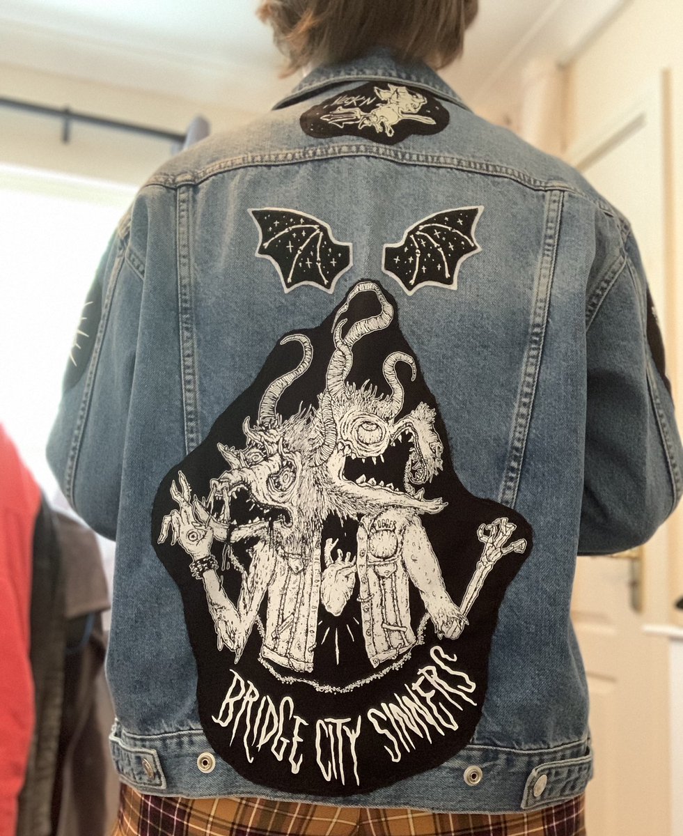 I’m loving this outfit and I wanted to show my jacket that I’ve been working on for a while now!

#punk #folkpunk #patches #harleypoe #daysndaze #bridgecitysinners #halloween #horrorpunk