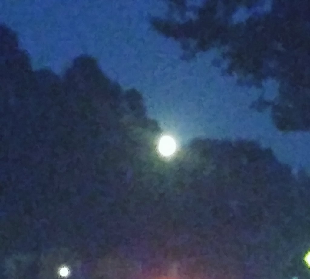 DianaraGold's tweet photo. @original_films_ More spectaular; intergalactical visions of THE MOON last night....OMG!! IT WAS SO HUGE, with a brilliant GOLDEN GLOW! Behold........
#moonbeamlevels #thankyouGod https://t.co/wdIblwlWbr