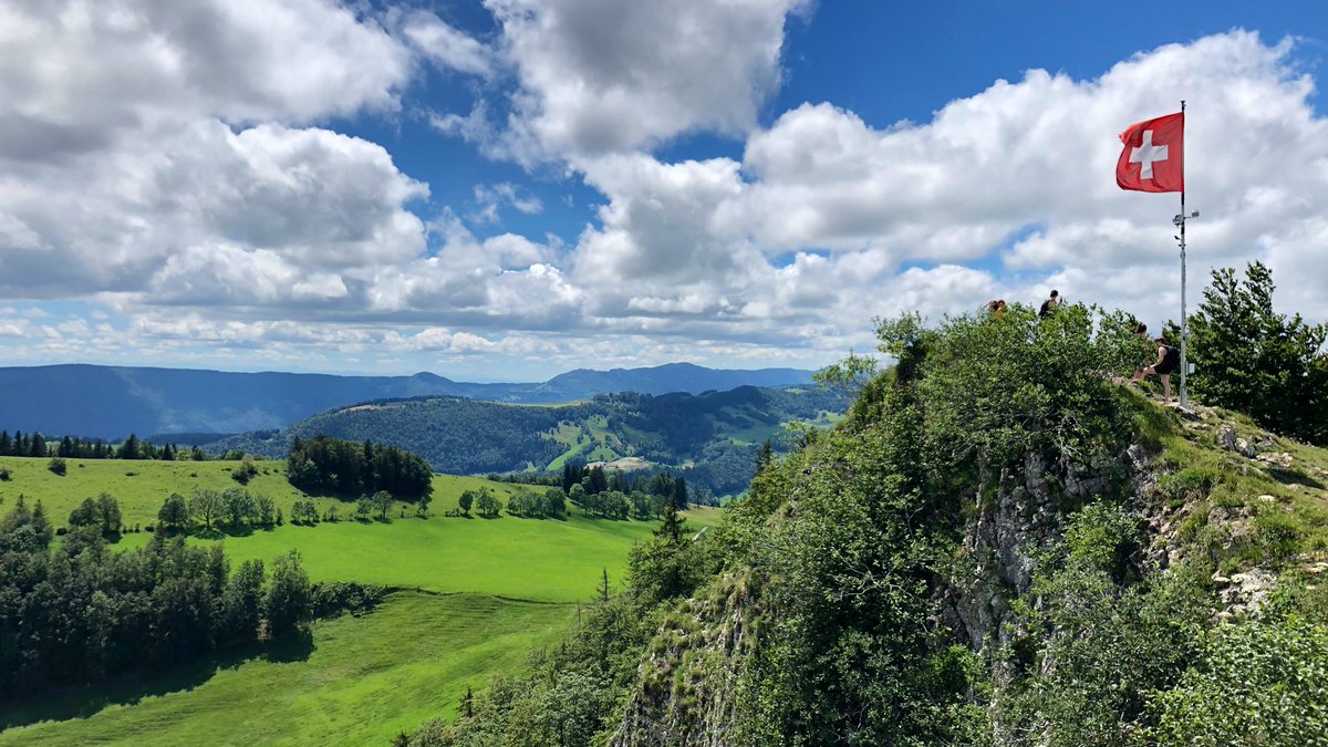 AndreasWiede's tweet photo. #Weekend: yet another hike in the🇨🇭#Jura hills. Magnificent views, reaching as far as the #Jungfrau region in the Bernese Alps. #Passwang https://t.co/Ej87UmSrqH