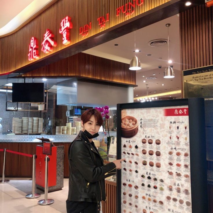 "How about this restaurant? Let's try it!" "Let's go? Trust me it'll be good, don't worry"