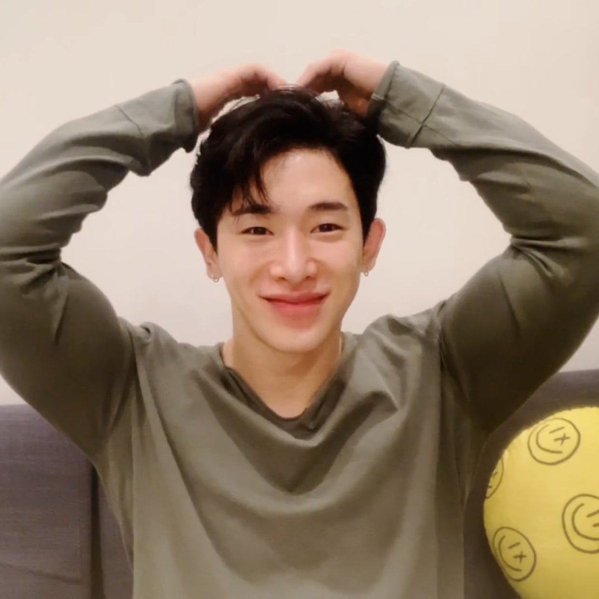 LeeMinNa_YY's tweet photo. Ээээййй кто-нибудь 🥺
Ответьте мне ради Хо! 
Как и когда можно будет купить следующую подписку/членство на vlive?? 
Молю, я ничего не понимаю. 😣😭
#wonho #wonho2ndlive #wonhovlive https://t.co/l3oLeROKdk
