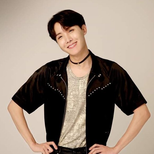 BTSquadPress's tweet photo. [INFO]📰

La última figura de KAWS comparada por Hoseok, fue creada en apoyo al movimiento 'Black Lives Matter'.  

Parte de los ingresos de la venta de las figuras se donará a las organizaciones Color of Change y Black Lives Matter.

¡Muy Bien Hobi!😭💜

@BTS_twt #BTS #BTSARMY https://t.co/xLkqhmX9d6