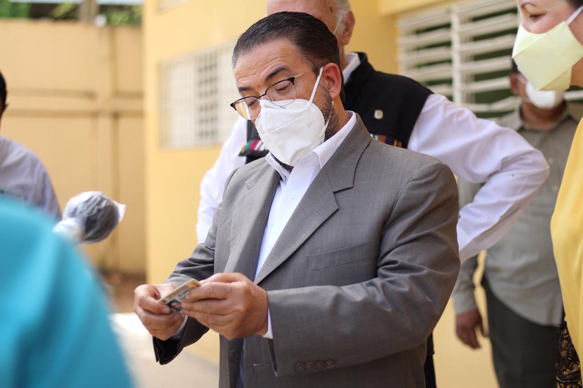 AlianzaPaisRD's tweet photo. Momentos en que nuestro candidato presidencial, @MorenoGuillermo, ejerce su derecho al voto📌, exhortó a la población a votar masivamente respetando las disposiciones sanitarias de distanciamiento, uso de mascarilla y kit de desinfección para evitar el COVID 19 😷

#AlianzaPaísRD https://t.co/vDG813viIe