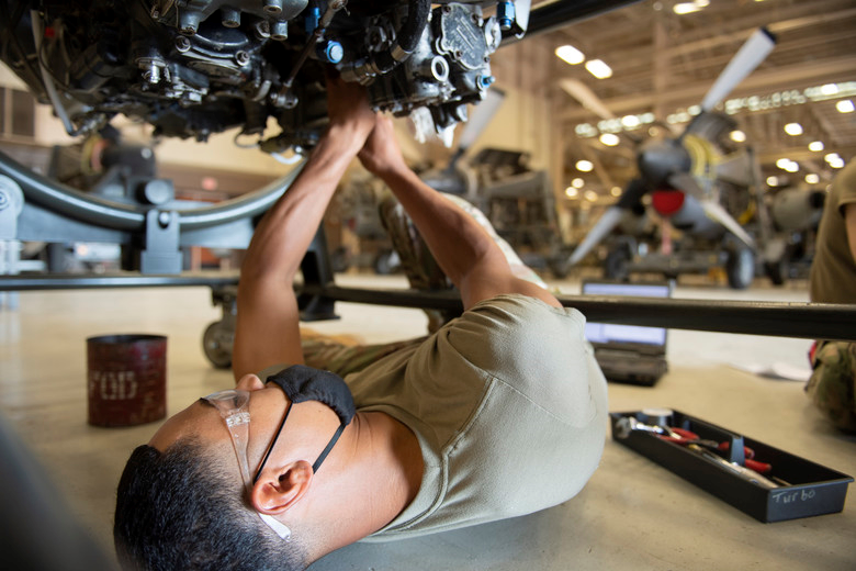 AETCommand's tweet photo. #TechTrainingLife - Airman 1st Class Damani Dickey, 361st TRS propulsion apprentice course student, replaces a high-pressure fuel filter on an aircraft engine at @SheppardAFB, Texas, June 17. Fuel filter replacement is a standard part of maintenance. 📸 Alan R. Quevy, 82nd TRW https://t.co/A5LlkdlJji