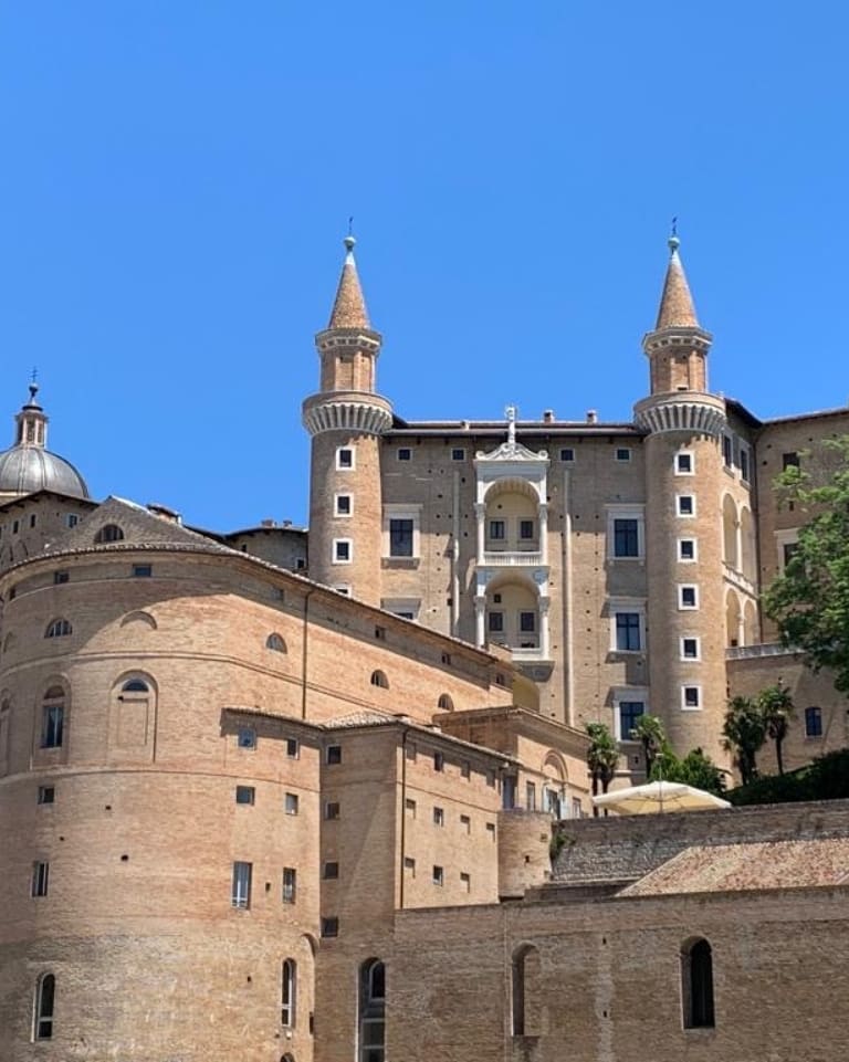 sdbpaderno's tweet photo. Alla scoperta di Urbino sulle orme di Raffaello nel cinquecentesimo anniversario della sua morte. Grazie a L. di #1secondaria #quantecosedaimparare https://t.co/Wkcf9aTerf