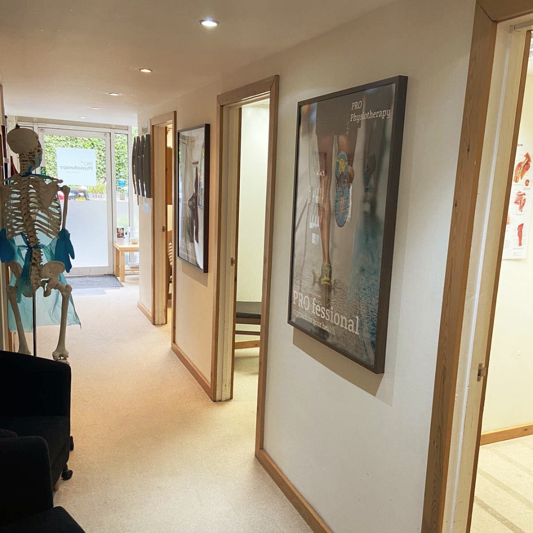 ProPhysioLondon's tweet photo. We've implemented a one way system at the practice to aid social distancing. This means you enter through one door and exit through another! We're committed to keeping you and our team safe when you come to visit.
#prophysio #earlsfield #sw18mums #physio #health #lockdownlift https://t.co/jEXp2fffcx