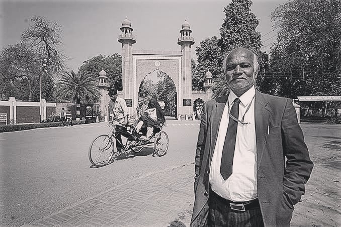 Many years ago, after watching the movie Aligarh, I began a wild goose chase to find the book of poetry by the movie's protagonist: Professor Ramchandra Siras.⁣A Thread.
