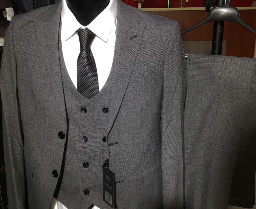 DuCostume's tweet photo. Clothes don’t have to suit you; you have to suit the clothes ! #RoyalSuits #suitup #beelegant #beunique #costume #Slimfit #Monsieur #Cameroon237 https://t.co/C9zsZ6sCCm