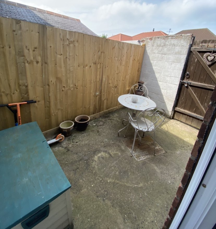 helstomo's tweet photo. Transformed my yard in lockdown 🌸💪🏼❤️☀️🌿🌻 #lockdownboredom #yarden #smallspace #yard #transformation #2020 https://t.co/66jfx9KDsl