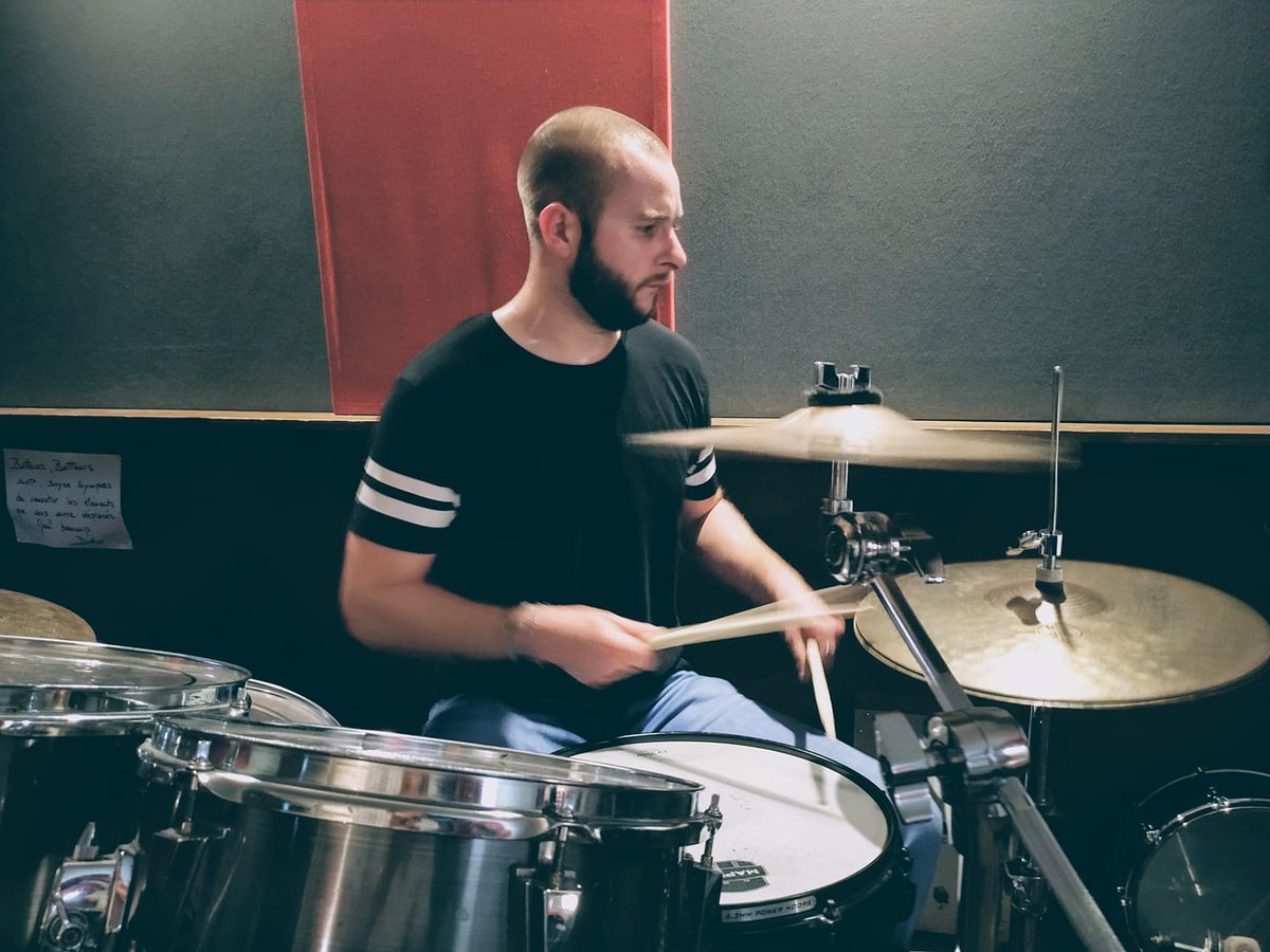 Hearscape's tweet photo. On vous présente Eddy Deriaud, nouveau batteur du groupe ! Ça bosse dur !
#repetition #compo #Hearscape https://t.co/Pzx9y2qgYx