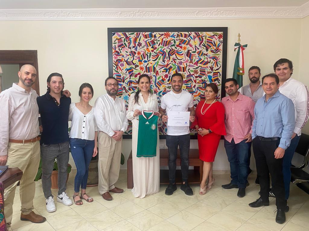EmbaMexQatar's tweet photo. Hoy extendimos un reconocimiento a la trayectoria del talentoso futbolista 🇲🇽 @MarcoFabian_10 a quien le deseamos lo mejor en sus próximos proyectos⚽️ ¡Tuvimos una espléndida conversación con él!
@AmbGGomez @DiplomaciacMX @ALFZEGBE @FMF #DiplomaciaPublicaMX #DiplomaciaDeportiva https://t.co/RDCoBE6wE8