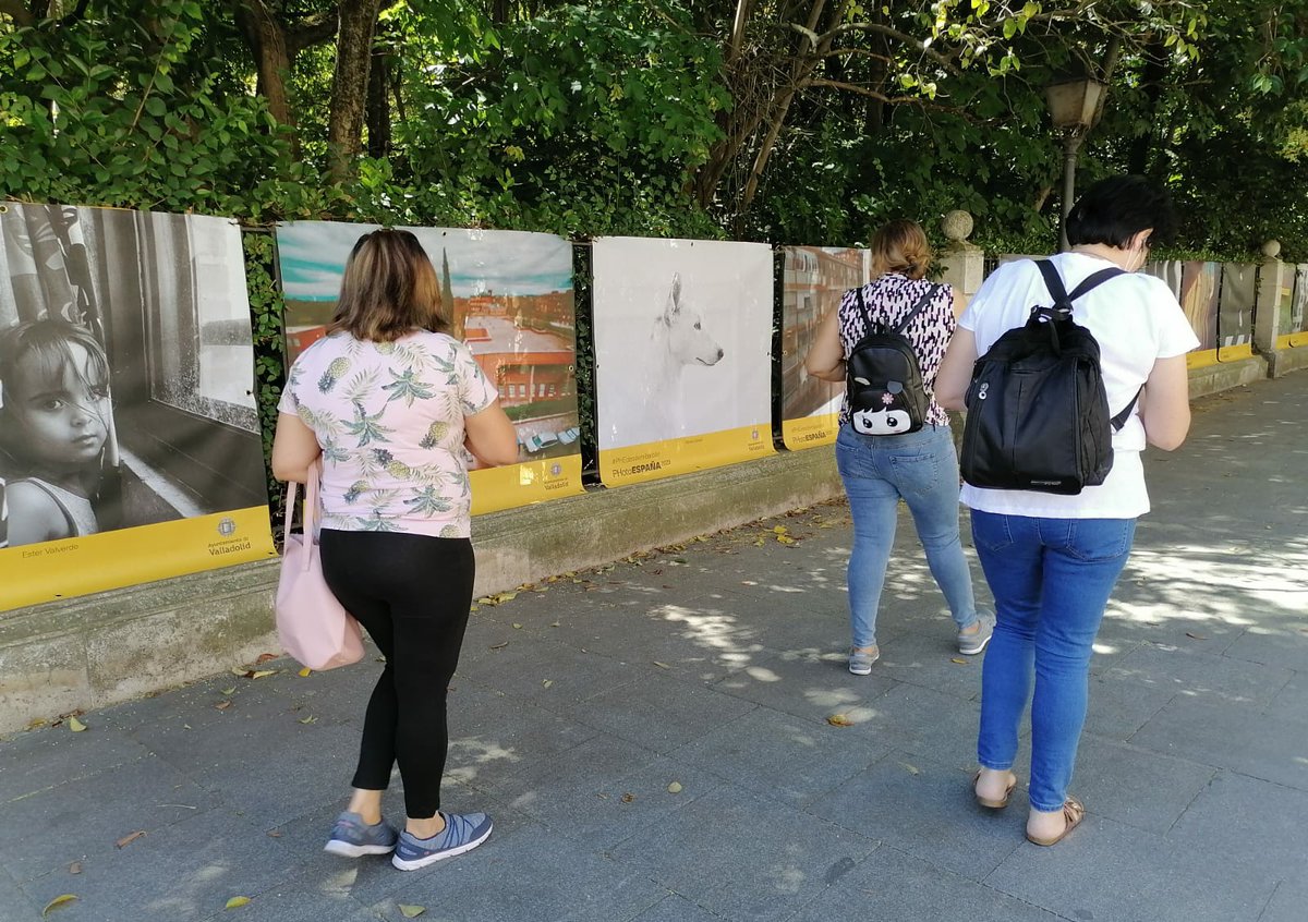ProcomarVLL's tweet photo. Las mujeres de nuestro centro AIA @REDACOGE han estado dando un paseo por el Campo Grande 🌳 y viendo la exposición fotográfica "Desde mi balcón" que forma parte del festival PHotoEspaña2020📸, una colección de imágenes sacadas por vallisoletanos durante el confinamiento https://t.co/5579nIGTJp