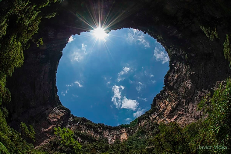 franciscoamarin's tweet photo. ¿Ustedes sabían que Venezuela tiene el abismo más grande del mundo?

Se llama Cueva Sima Humboldt, está en el estado Bolívar, tiene 314 metros de profundidad y es considerado uno de los lugares menos explorados por el ser humano. https://t.co/Oy58DHqAcX