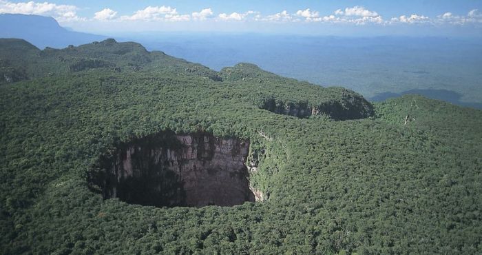 franciscoamarin's tweet photo. ¿Ustedes sabían que Venezuela tiene el abismo más grande del mundo?

Se llama Cueva Sima Humboldt, está en el estado Bolívar, tiene 314 metros de profundidad y es considerado uno de los lugares menos explorados por el ser humano. https://t.co/Oy58DHqAcX